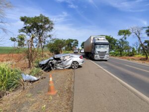 Idoso e policial morrem após acidente na BR-364, em Frutal Idoso e policial morrem após acidente na BR-364, em Frutal - Foto: Divulgação/CBMMG