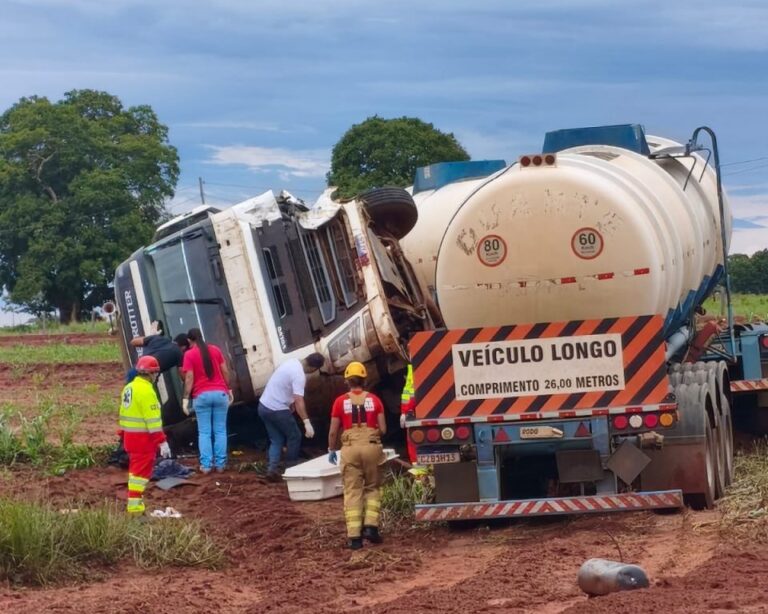 Três pessoas morrem após acidente na BR-365, em Santa Vitória - Foto: Divulgação/CBMMG