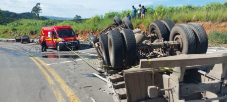 Carreta carregada com cimento tomba e motorista fica ferido na BR-146, em Guaxupé Carreta carregada com cimento tomba e motorista fica ferido na BR-146, em Guaxupé - Foto: Divulgação/CBMMG