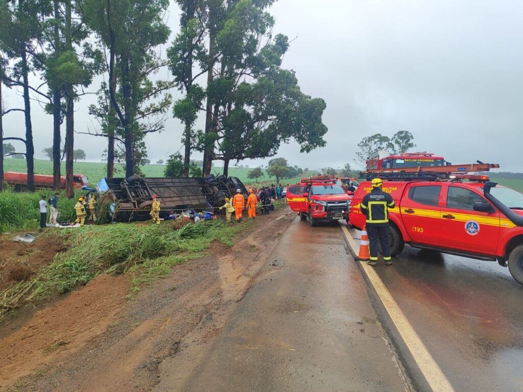 Sobe para 5 número de mortos em acidente com ônibus na BR-365, em Patos de Minas - Foto: Divulgação/CBMMG