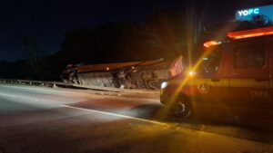 Ônibus com 41 ocupantes tomba na BR-381, em Pouso Alegre Ônibus com 41 ocupantes tomba na BR-381, em Pouso Alegre - Foto: Divulgação/CBMMG