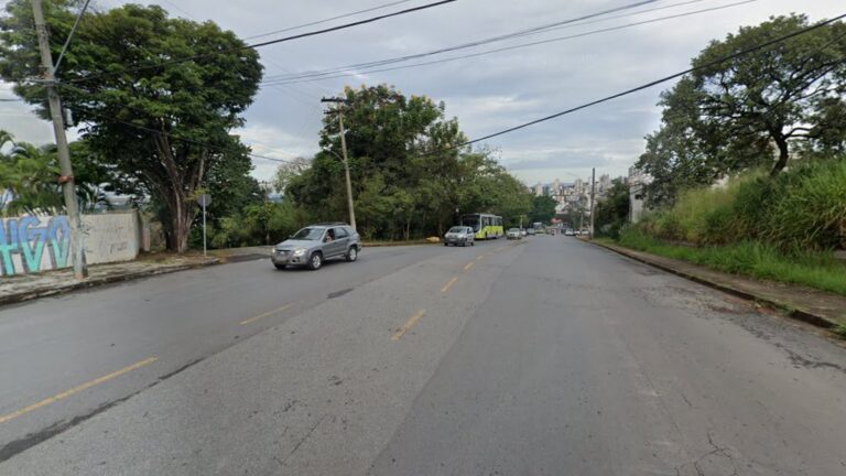 Motociclista morre atropelado por ônibus na Pampulha, em BH - Foto: Reprodução/Google Street View