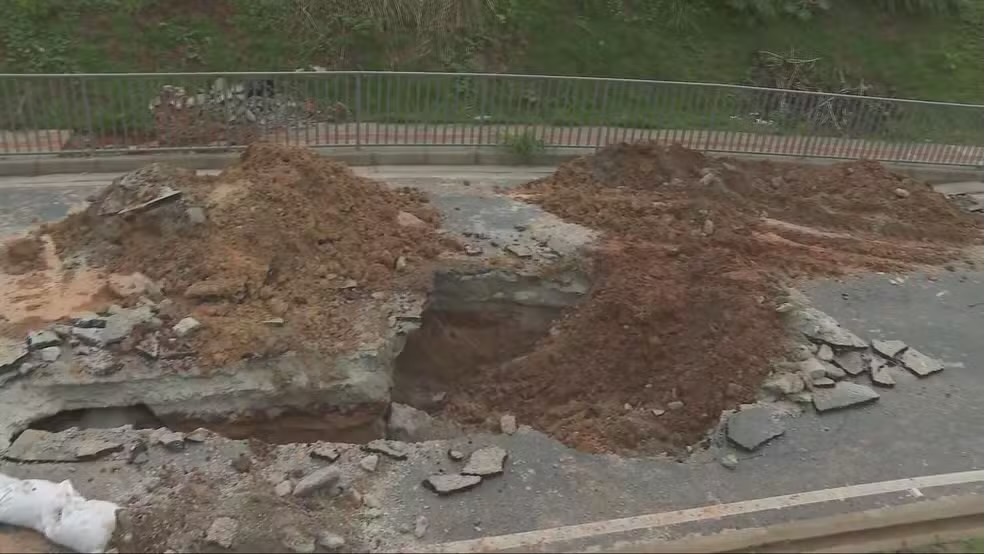 Afundamento interdita alça do Viaduto Teleférico em Contagem Afundamento interdita alça do Viaduto Teleférico em Contagem - Reprodução