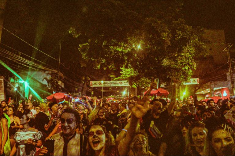 Bloco Fúnebre celebra 13 anos em plena sexta-feira 13 no Carnaval de BH 2026 Screenshot 20260107 074608 Fotos