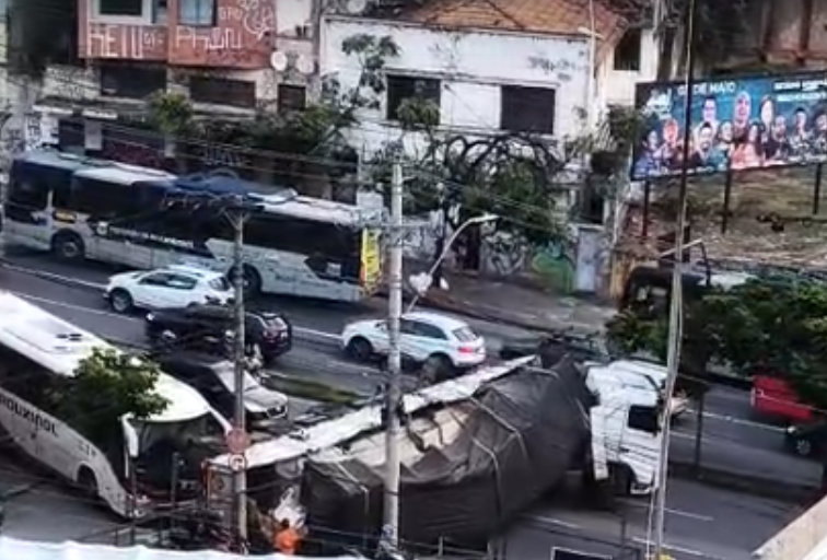 Carreta tomba e fecha pista da Avenida Amazonas, em BH Carreta tomba e fica atravessada na Avenida Amazonas, em BH - Foto: Reprodução/Redes Sociais
