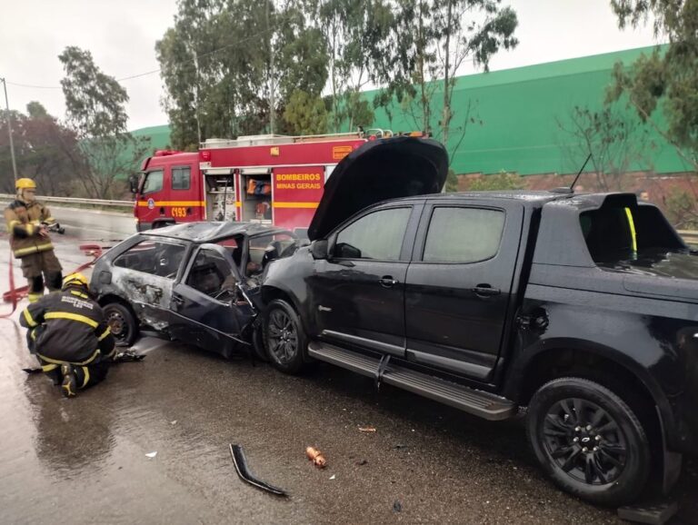Duas pessoas morrem carbonizadas após acidente na BR-040, em Paracatu - Foto: Divulgação/PRF