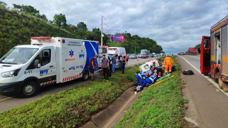 Acidente entre ônibus e ambulância deixa duas feridos na BR-262, em Juatuba - Foto: Divulgação/CBMMG