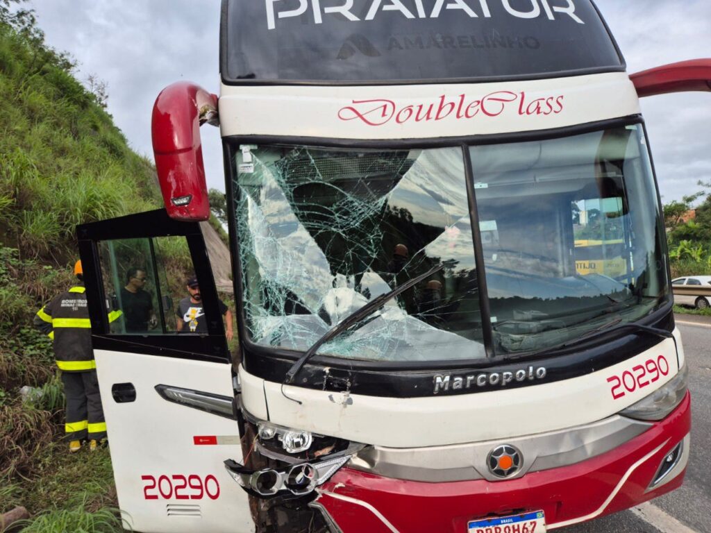 Acidente entre ônibus e ambulância deixa duas feridos na BR-262, em Juatuba - Foto: Divulgação/CBMMG