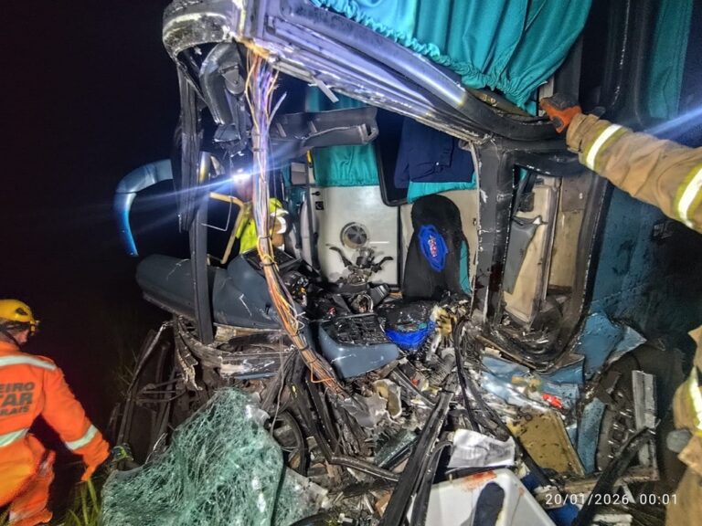 Acidente entre ônibus e carreta deixa 1 morto e 20 feridos na BR-356, em Muriaé - Foto: Divulgação/CBMMG