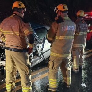 Cabo da PM morre em acidente entre carro e caminhão na BR-381, em Coronel Fabriciano - Foto: Divulgação/CBMMG