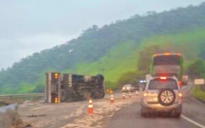 Carreta tomba e deixa motorista ferido na BR-381, em João Monlevade - Foto: Reprodução/Redes Sociais