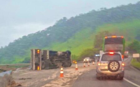 Carreta tomba e deixa motorista ferido na BR-381, em João Monlevade Carreta tomba e deixa motorista ferido na BR-381, em João Monlevade - Foto: Reprodução/Redes Sociais