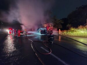 Ônibus pega fogo após acidente com moto na BR-381, em Sabará - Foto: Divulgação/CBMMG