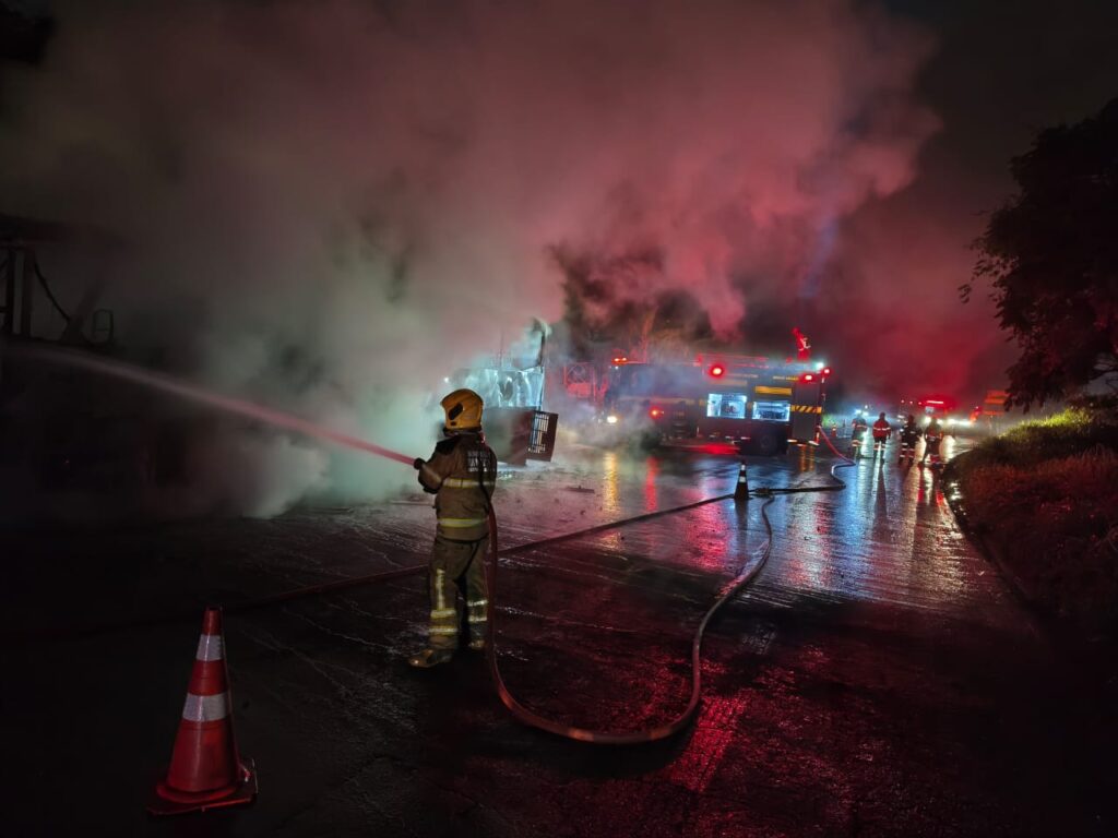 Ônibus pega fogo após acidente com moto na BR-381, em Sabará - Foto: Divulgação/CBMMG