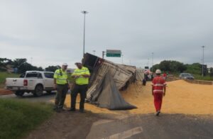 Caminhão com milho tomba e complica trânsito no Anel Rodoviário, em BH - Foto: Divulgação/BHTrans