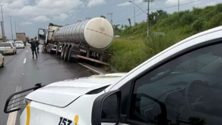 Motorista de carreta é preso por embriaguez no Anel Rodoviário, em BH - Foto: Divulgação/GCMBH