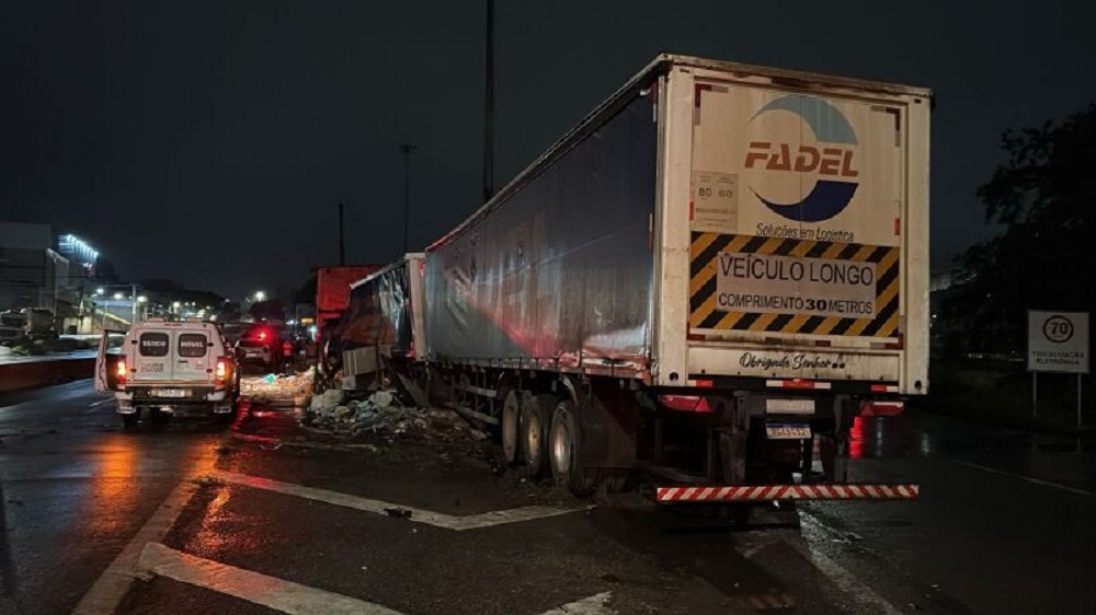 Carreta desgovernada atinge casas às margens do Anel Rodoviário, em BH - Foto: Divulgação