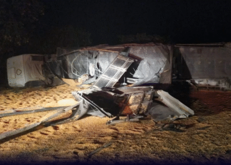 Carreta com milho tomba e deixa feridos na BR-262, em São Domingos do Prata - Foto: Divulgação/PRF