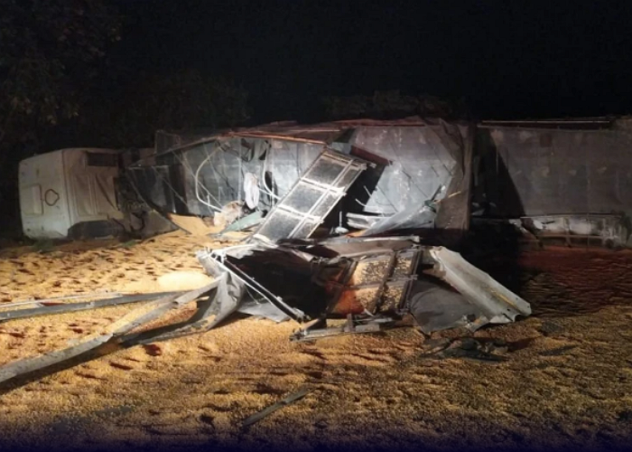 Carreta com milho tomba e deixa feridos na BR-262, em São Domingos do Prata Carreta com milho tomba e deixa feridos na BR-262, em São Domingos do Prata - Foto: Divulgação/PRF