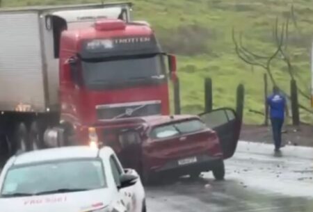 Acidente frontal entre carro e carreta deixa um morto e três feridos na BR-381, em Nova Era - Foto: Reprodução/Redes Sociais