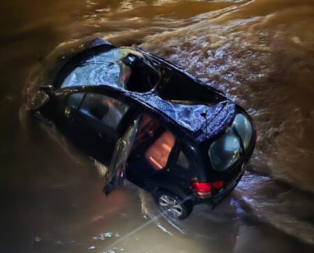 Motorista fica ferido após carro cair dentro do Rio Arrudas, em BH - Foto: Divulgação/CBMMG
