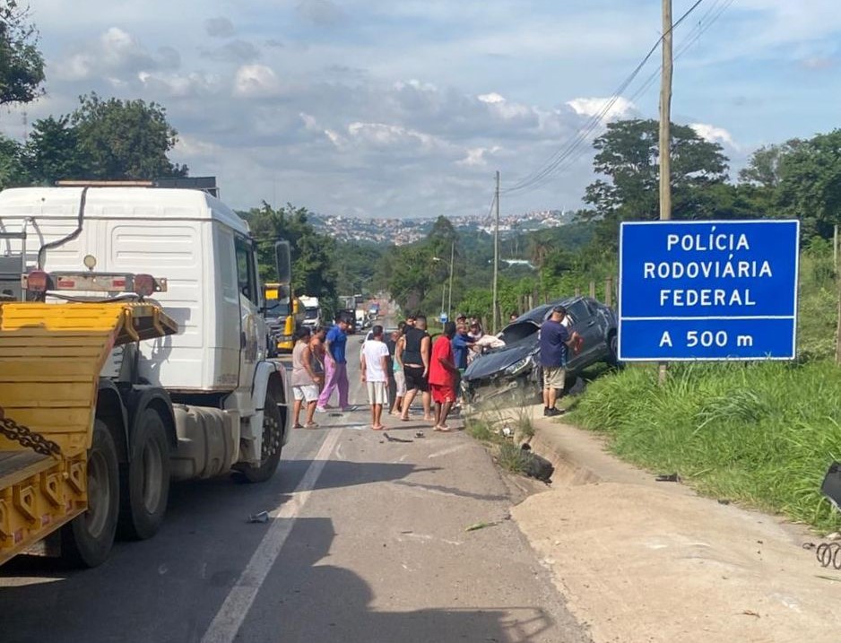 Carro capota e deixa uma mulher ferida na BR-381, na Grande BH Carro capota e deixa uma mulher ferida na BR-381, na Grande BH - Foto: Reprodução/Redes Sociais