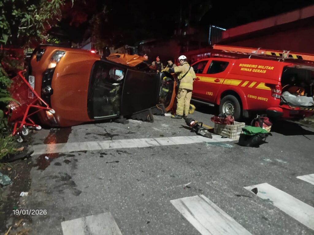 Acidente entre carro e moto deixa feridos no bairro São Geraldo, em BH 1 Acidente entre carro e moto deixa feridos no bairro São Geraldo, em BH - Foto: Divulgação/CBMMG