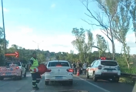 Acidente entre carros e moto deixa vítima fatal na BR-040, em Ribeirão das Neves Acidente entre carros e moto deixa ferido na BR-040, em Ribeirão das Neves - Foto: Reprodução/Redes Sociais