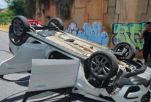 Mãe e filho ficam feridas após carro capotar no bairro União, em BH Mãe e filho ficam feridas após carro capotar no bairro União, em BH - Foto: Reprodução/Redes Sociais