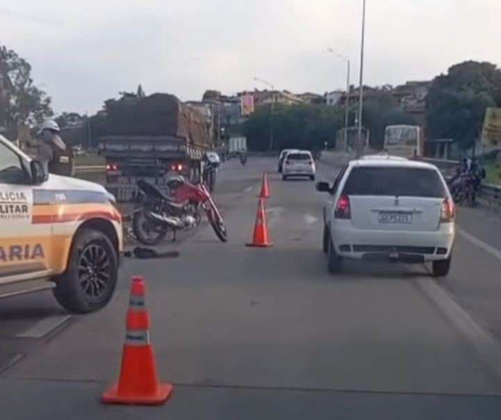 Garupa de moto por aplicativo morre após acidente na MG-010, em BH Garupa de moto por aplicativo morre após acidente na MG-010, em BH - Foto: Reprodução/Redes Sociais