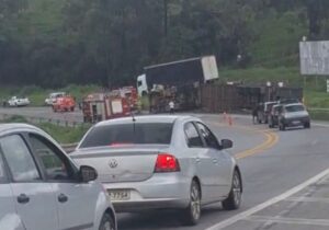 Capotamento de caminhão mata homem na MG-050, em Divinópolis - Foto: Reprodução/Redes Sociais