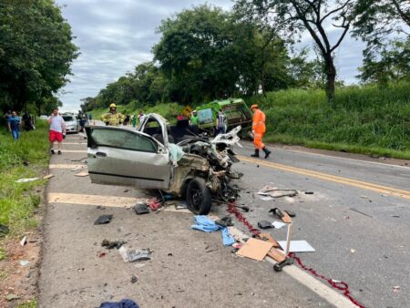 Acidente frontal entre carro e caminhão de lixo deixa homem morto na MG-050, em Itaúna - Foto: Divulgação/CBMMG