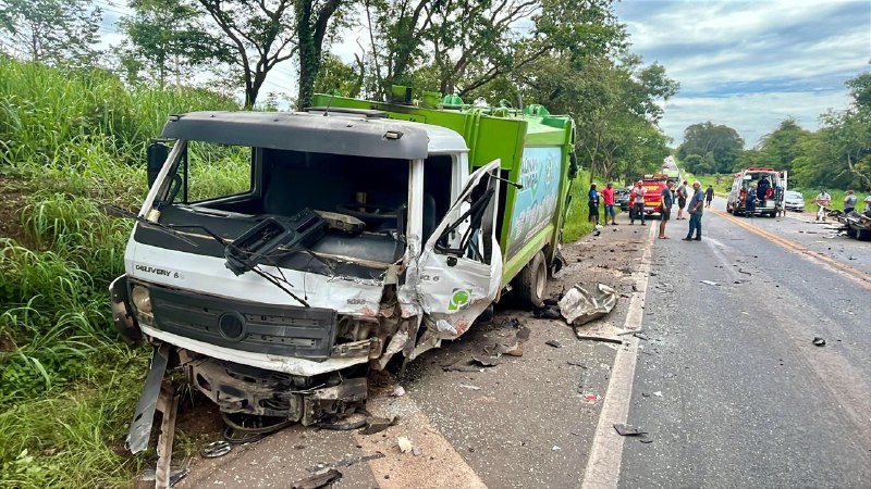 Acidente frontal entre carro e caminhão de lixo deixa homem morto na MG-050, em Itaúna - Foto: Divulgação/CBMMG