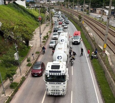 Motociclista fica ferido após acidente com caminhão-tanque na Avenida Cristiano Machado, em BH - Foto: Divulgação/BHTrans