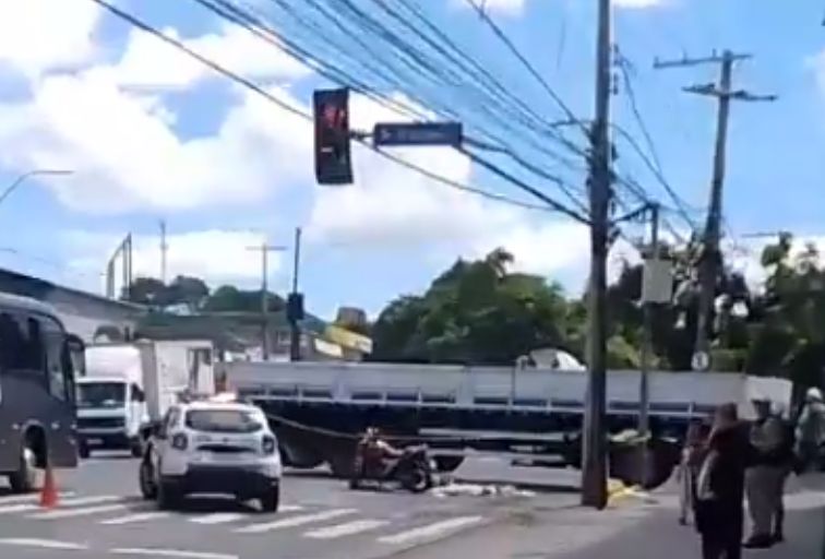 Homem morre em acidente entre motocicleta e carreta na Avenida Amazonas, em BH - Foto: Divulgação/BHTrans