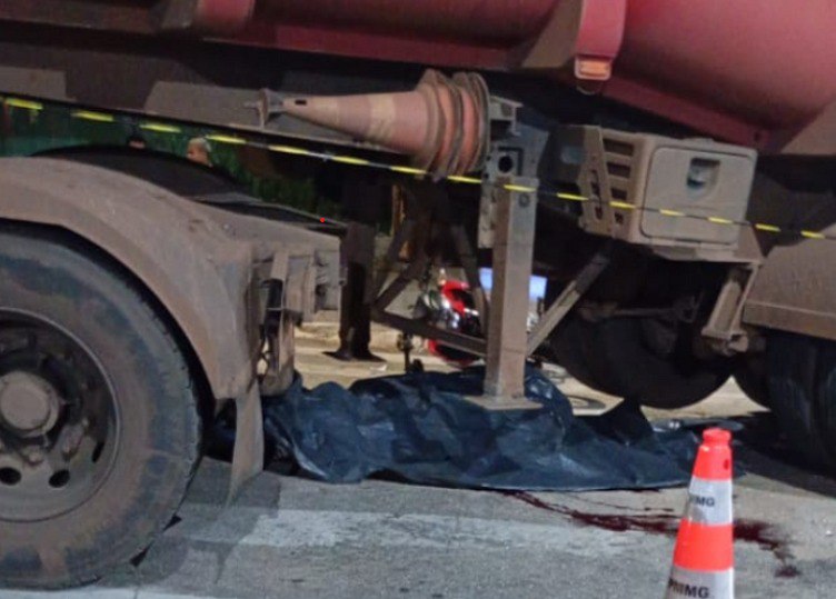 Motociclista morre após acidente com carreta em João Monlevade Motociclista morre e mulher fica ferida após acidente com carreta em João Monlevade - Foto: Divulgação/CBMMG
