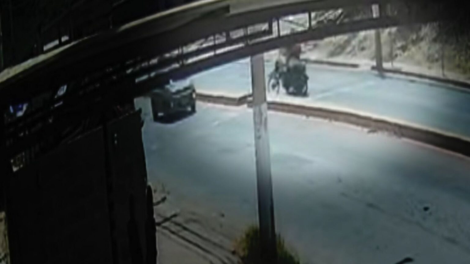 Acidente entre motocicletas deixa três feridos na Avenida das Indústrias, em Santa Luzia - Foto: Reprodução