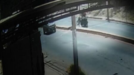 Acidente entre motocicletas deixa três feridos na Avenida das Indústrias, em Santa Luzia - Foto: Reprodução