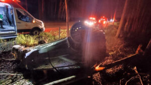 Motorista morre após capotamento na MG-435, em Caeté Motorista morre após capotamento na MG-435, em Caeté - Foto: Divulgação/Corpo de Bombeiros