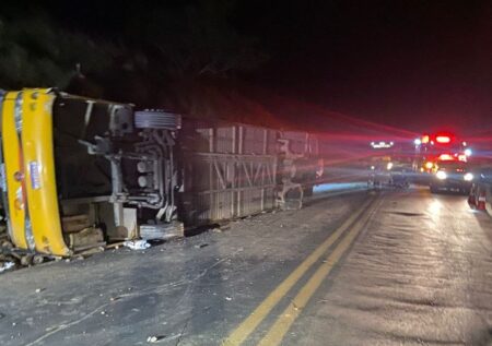Ônibus de turismo capota e deixa cinco mortos e 43 feridos na BR-251, em Francisco Sá - Foto: Divulgação/CBMMG