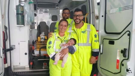 VÍDEO: Bebê engasgada é salva por equipe da EPR Via Mineira na BR-040, em Carandaí Bebê engasgada é salva por equipe da EPR Via Mineira na BR-040, em Carandaí - Foto: Divulgação/EPR Via Mineira