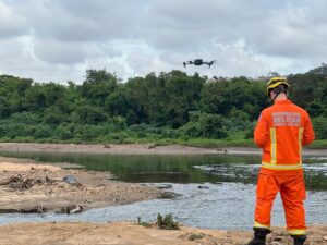 Bombeiros retomam buscas por homem jogado no Ribeirão Arrudas, em BH Bombeiros retomam buscas por homem jogado no Ribeirão Arrudas, em BH - Foto: Divulgação/CBMMG