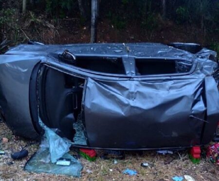 Carro capota e uma pessoa morre na MG-020, na Grande BH Carro capota e uma pessoa morre na MG-020, na Grande BH - Foto: Divulgação/CBMMG