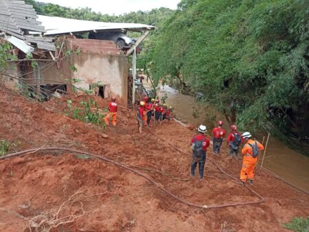 Chuvas deixam 465 pessoas desabrigadas e provocam estragos em Minas Gerais Chuvas deixam 465 pessoas desabrigadas e provocam estragos em Minas Gerais - Foto: Divulgação/CBMMG