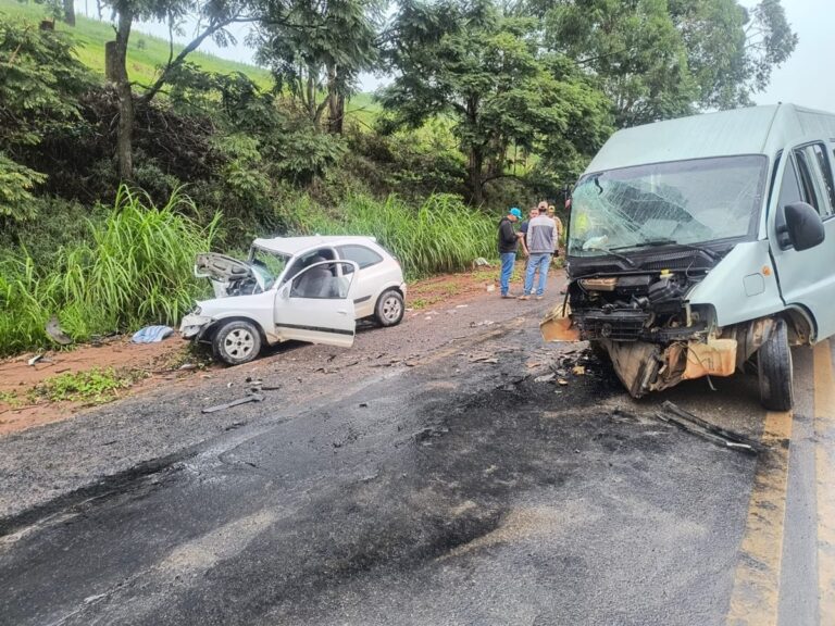 Acidente entre van e carro deixa oito feridos na MG-179, no Sul de Minas