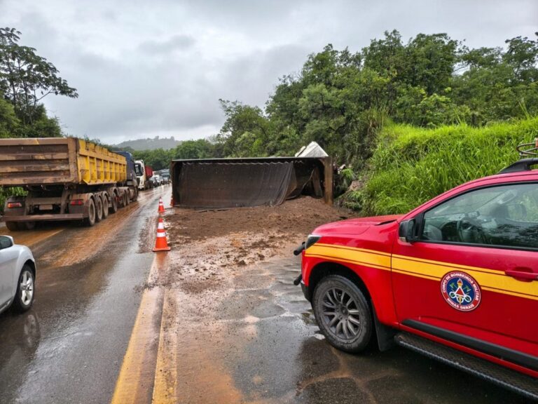 Carreta tomba, deixa motorista ferido e interdita pista na BR-381, em Santa Luzia - Foto: Divulgação/CBMMG