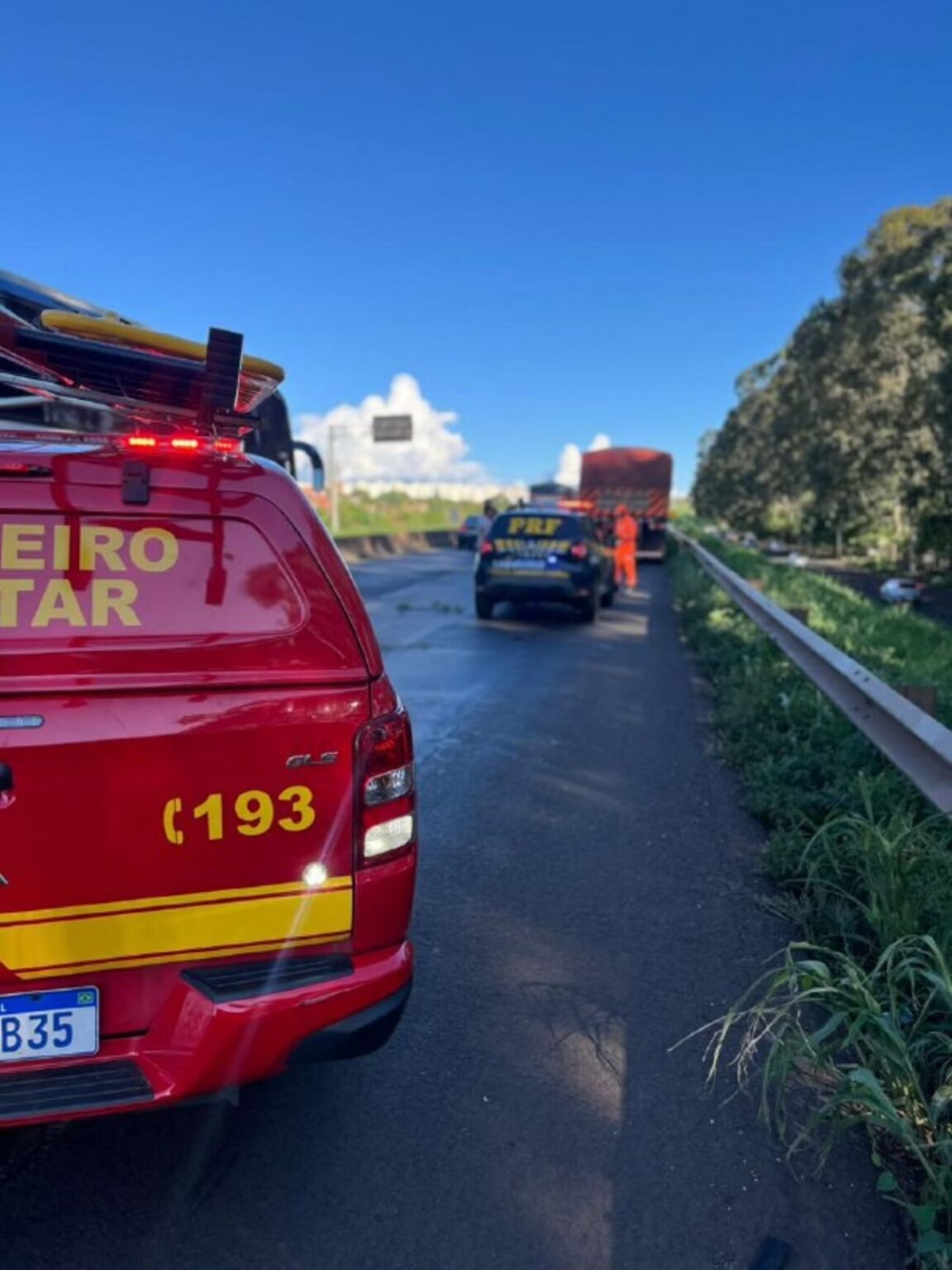 Motociclista morre após acidente com carreta na BR-050, em Uberlândia - Foto: Divulgação/Corpo de Bombeiros