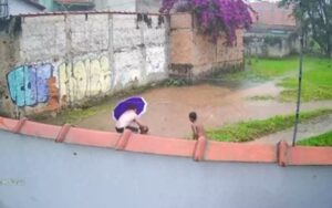 Menino de 7 anos desaparece após ser levado por enxurrada em Pouso Alegre - Foto: Reprodução/Câmera de segurança