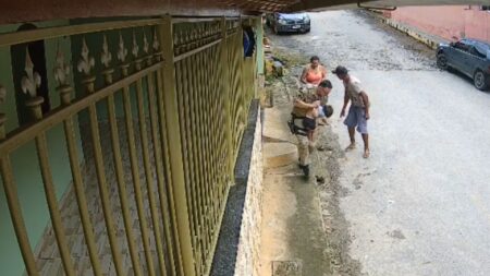 Criança de 2 anos engasgada é salva por policial militar em MG - Foto: Reprodução/Câmera de Segurança