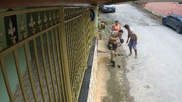 Criança de 2 anos engasgada é salva por policial militar em MG - Foto: Reprodução/Câmera de Segurança